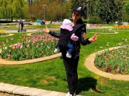 Преслава на разходки в парка с дъщеричката си